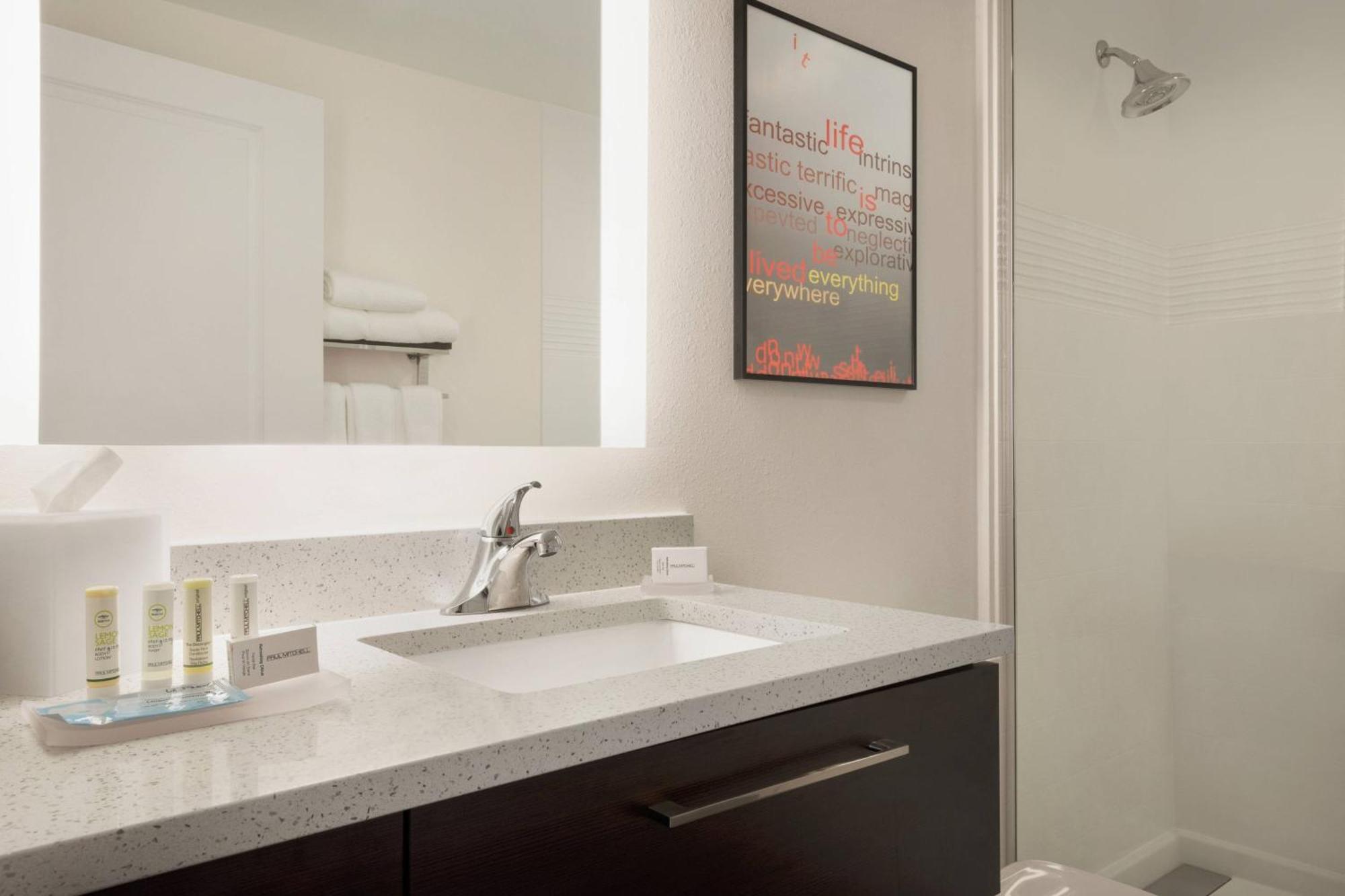 Towneplace Suites By Marriott Dubuque Downtown Екстериор снимка